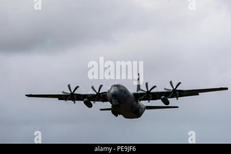 Israelische C-130 Hercules Flugzeuge aus der Flight Line während der Übung Southern Strike 16 im Gulfport Combat Readiness Training Center, Fräulein, Okt. 26, 2015. Übung Southern Strike 16 ist eine Gesamtkraft, multi-Service Training übung, Luft-Luft-, Luft-Boden- und Sondereinsatzkräfte Ausbildung betont. (U.S. Air Force Foto: Staff Sgt. Marianique Santos/Freigegeben) Stockfoto