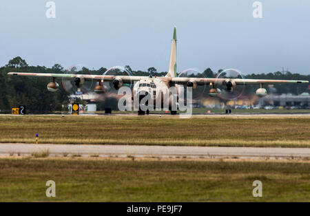 Israelische C-130 Hercules Flugzeuge aus der Flight Line während der Übung Southern Strike 16 im Gulfport Combat Readiness Training Center, Fräulein, Okt. 26, 2015. Übung Southern Strike 16 ist eine Gesamtkraft, multi-Service Training übung, Luft-Luft-, Luft-Boden- und Sondereinsatzkräfte Ausbildung betont. (U.S. Air Force Foto: Staff Sgt. Marianique Santos/Freigegeben) Stockfoto