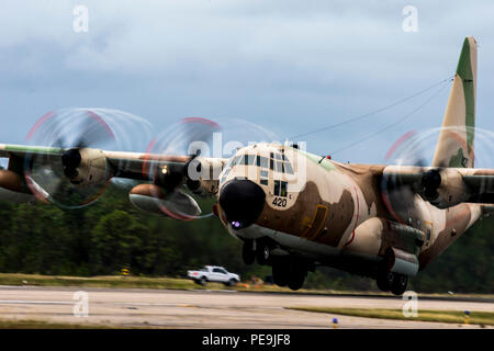 Israelische C-130 Hercules Flugzeuge aus der Flight Line während der Übung Southern Strike 16 im Gulfport Combat Readiness Training Center, Fräulein, Okt. 26, 2015. Übung Southern Strike 16 ist eine Gesamtkraft, multi-Service Training übung, Luft-Luft-, Luft-Boden- und Sondereinsatzkräfte Ausbildung betont. (U.S. Air Force Foto: Staff Sgt. Marianique Santos/Freigegeben) Stockfoto