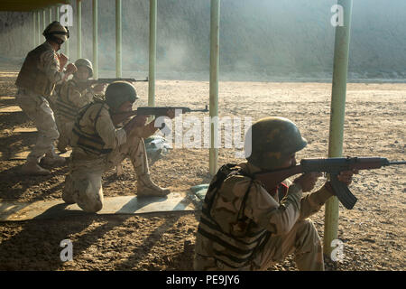 Irakische Soldaten, die dem zugeordnet Commando Bataillon, ninewa Operations Command, Feuer VZ-58 Gewehre, während in einem Schießstand im Camp Taji, Irak, 10. November 2015 teil. Die Soldaten nahmen an der Treffsicherheit der Ausbildung ihrer elementaren Grundrechte Treffsicherheit Fähigkeiten zu verbessern. Koalition in Camp taji sind die Ausbildung der irakischen Armee als Teil der Combined Joint Task Force - inhärenten Kapazitäten mission Lösen. (U.S. Armee Foto von SPC. William Marlow/Freigegeben) Stockfoto