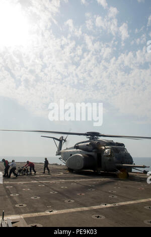 151119-N - BJ 294-048 arabischen Golf (Nov. 19, 2015) Besatzungsmitglieder, zugeordnet zu den Hubschrauber meine Gegenmaßnahmen Squadron (HM-15), deaktivieren Sie das Flight Deck nach dem Laden eine Reihe von unbemannten Unterwasserfahrzeuge auf einem MH-53E Seadragon während der USA-UK Mine Gegenmaßnahmen Übung (MCMEX). Usa - Großbritannien MCMEX wurde entwickelt, um die Interoperabilität zu verbessern und die Expeditionary mine Gegenmaßnahmen unternehmen Konzept der Beschäftigung von einem Flott vorwärts Staging Basis entwickeln und flott Plattformen der Gelegenheit. (U.S. Marine Foto von Mass Communication Specialist Wyatt Huggett / freigegeben) Stockfoto