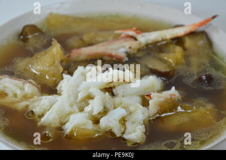 Geschmorter Fisch maw in roter Soße topping Krabbenfleisch in der Schüssel Stockfoto