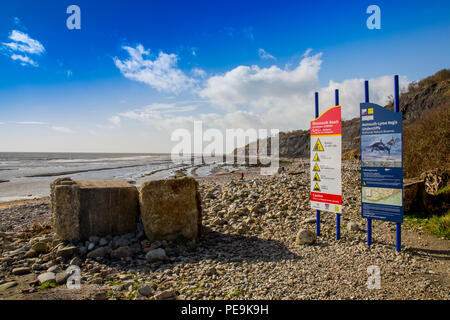 Informationen und Warnhinweise auf den Ansatz zu Monmouth Beach und dem Spencer Court in Lyme Regis auf der Jurassic Coast, Dorset, England, Großbritannien Stockfoto