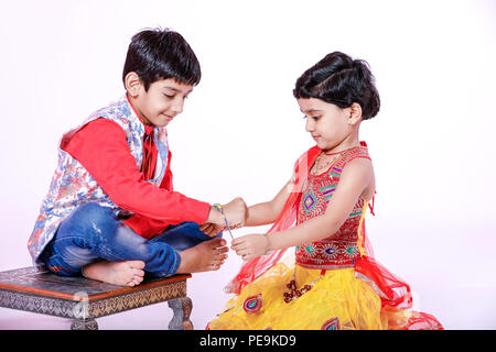 Cute indischen Bruder und Schwester feiern Raksha Bandhan Festival Stockfoto