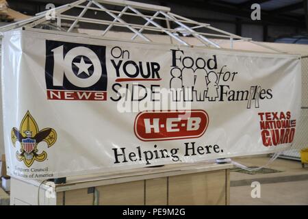 Am 20. November 2015 fand im Killeen Special Events Center in Killeen, Texas, eine „Food for Families“-Fahrt statt, bei der Soldaten der 1. Kavallerie-Division mit lokalen Organisationen zusammenarbeiteten, um Grundnahrungsmittel für bedürftige Gemeindemitglieder während der Erntedankfeiertage zu sammeln. Banner förderten die Veranstaltung, während Freiwillige Spenden organisierten, darunter Truthühner, Dosenwaren und andere wichtige Dinge. Die Initiative unterstützte das Engagement der Gemeinde und gemeinnützige Outreach-Programme in Fort Hood und Umgebung. Stockfoto