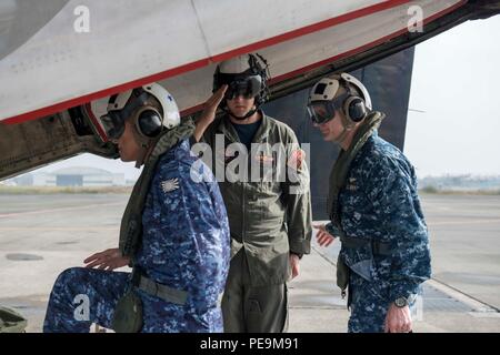 151124-N-EI558-047 NAVAL AIR FACILITY ATSUGI, Japan (24. November 2015) Lt. Steven Russo, zugewiesen, Flotte Logistics Support Squadron (VRC) 30, Abteilung 5, salutiert Japan Maritime Self-Defense Force, Oberbefehlshaber Selbstverteidigung Flotte Vice Admiral Yasuhiro Shigeoka und Commander, 7. Flotte Vice Admiral Joseph Aucoin vor dem Einsteigen in einer C-2A Greyhound für einen Besuch in der Nimitz-Klasse-Flugzeugträger USS Ronald Reagan (CVN-76) am Ende der jährlichen Übung (AE) 16. AE 16 zielt darauf ab, Interoperabilität zwischen japanischen und amerikanischen Kräfte durch Training in Luft- und Operationen zu erhöhen. (US Navy pho Stockfoto