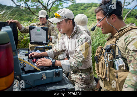 151124-N-CN 059-053 Santa Rita, Guam (Nov. 24, 2015) die Beseitigung von Explosivstoffen Techniker, für die Beseitigung von Explosivstoffen Mobile Einheit (EODMU) 5, mit Roboter Betrieb unterstützen, während die Durchführung von Abbrucharbeiten Operationen mit der Republik Korea (ROK) Underwater Demolition Teams und Meer, Luft und Land Mannschaften am Marinestützpunkt Guam zugeordnet. EODMU5 an Commander, Task Force (CTF) 75, die primäre Expeditionary task force verantwortlich für die Planung und Ausführung der Küstengebiete Riverine operations, Beseitigung von Explosivstoffen, tauchen Engineering und Bau zugeordnet und Unterwasser Bau in den USA 7. Stockfoto