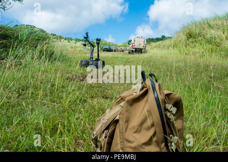 151124-N-CN 059-059 Santa Rita, Guam (Nov. 24, 2015) ein Roboter durch die Beseitigung von Explosivstoffen Techniker bedient, für die Beseitigung von Explosivstoffen Mobile Einheit (EODMU) 5, mit der Unterstützung der Republik Korea (ROK) Underwater Demolition Teams und Meer, Luft und Land Teams, untersucht eine Ausbildung Improvised Explosive Devices (IED), während die Durchführung von Abbrucharbeiten am Marinestützpunkt Guam zugeordnet. EODMU5 an Commander, Task Force (CTF) 75, die primäre Expeditionary task force verantwortlich für die Planung und Ausführung der Küstengebiete Riverine operations, Beseitigung von Explosivstoffen, Tauchen en zugeordnet Stockfoto