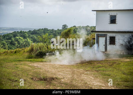 151124-N-CN 059-148 Santa Rita, Guam (Nov. 24, 2015) ein Abriss initiiert, die von Mitgliedern der Beseitigung von Explosivstoffen Techniker für die Beseitigung von Explosivstoffen Mobile Einheit (EODMU) 5, mit der Unterstützung der Republik Korea (ROK) Underwater Demolition Teams und Meer, Luft und Land Teams, macht eine Ausbildung Improvised Explosive Devices (IED) während der Abbrucharbeiten, Operationen am Marinestützpunkt Guam nutzlos zugeordnet. EODMU5 an Commander, Task Force (CTF) 75, die primäre Expeditionary task force verantwortlich für die Planung und Ausführung der Küstengebiete Riverine operations, Beseitigung von Explosivstoffen zugeordnet, Stockfoto