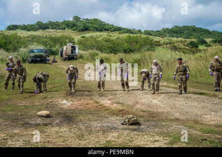 151124-N-CN 059-191 Santa Rita, Guam (Nov. 24, 2015) die Beseitigung von Explosivstoffen Techniker, für die Beseitigung von Explosivstoffen Mobile Einheit (EODMU) 5, eine Standortuntersuchung für Komponenten eines Verhaltens zugeordnet Improvised Explosive Devices (IED) mit der Republik Korea (ROK) Underwater Demolition Teams und Meer, Luft und Land Teams während der Durchführung von Abbrucharbeiten am Marinestützpunkt Guam. EODMU5 an Commander, Task Force (CTF) 75, die primäre Expeditionary task force für die Planung und Ausführung der Küstengebiete Riverine operations, Beseitigung von Explosivstoffen, tauchen Engineering und Bau verantwortlich ist Stockfoto