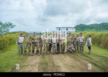 151124-N-CN 059-196 Santa Rita, Guam (Nov. 24, 2015) die Beseitigung von Explosivstoffen Techniker, die der Beseitigung von Explosivstoffen Mobile Einheit (EODMU) 5, für ein Foto mit der Republik Korea (ROK) Underwater Demolition Teams und Meer, Luft und Land Teams stellen nach der Durchführung von Abbrucharbeiten am Marinestützpunkt Guam. EODMU5 an Commander, Task Force (CTF) 75, die primäre Expeditionary task force verantwortlich für die Planung und Ausführung der Küstengebiete Riverine operations, Beseitigung von Explosivstoffen, tauchen Engineering und Bau zugeordnet und Unterwasser Bau in den USA 7 Flotte ar Stockfoto