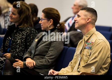 Brig. Gen. Robert Castellvi, stellvertretender Kommandierender General des II Marine Expeditionary Force, und die anderen Gäste hören Sie Referenten während der Onslow Forum, das zu schützen, was Sie verdient"-Kampagne an der Jacksonville City Hall, Nov. 24, 2015 diskutiert. Die Kampagne, die von II Marine Expeditionary Force führte, wurde als eine Möglichkeit, Marinesoldaten und Matrosen zu ermutigen, Sound und verantwortungsvolle Entscheidungen zu treffen, wenn es um das Trinken kommt, Verringerung alkoholbedingter Störungen und die Kraft der Erhaltung. Die Teilnahme an dem Forum, in dem Vertreter der Handelskammer, Duke Energy, Onslow County B Stockfoto