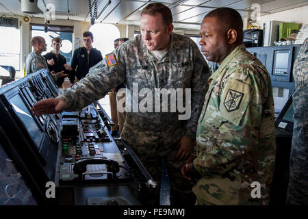 Generalmajor Phillip Churn, Kommandierender General des 200 Militärpolizei Kommando, erhält eine Tour der LSV-8 U.S. Army Schiff, Generalmajor Robert Smalls, von der US-Armee finden Sgt. Michael Van Dam aus der 203Rd Transport Distanz, von Baltimore, während eines Besuchs bei der U.S. Merchant Marine Academy in Kings Point, N.Y., Nov. 20, in dem Bemühen, eine funktionierende Beziehung zu entwickeln Midshipmen in die Armee zu rekrutieren. Die Akademie ist nur einer von fünf Militärakademien, dass ihre Absolventen die Möglichkeit der Wahl, die Zweig des Service nach Staffelung melden Sie bietet. (U.S. Armee ph Stockfoto