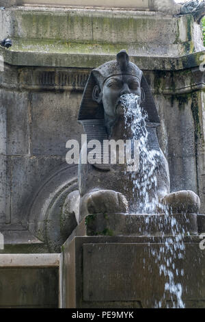 Sphinx auf Basis der Fontaine du Palmier, Paris, Frankreich Stockfoto