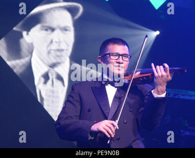 1. Lt. Oliver Chang spielt Frank Sinatra's 'My Way', während eines Tops in Blau leistung Nov. 20 an Peery's Egyptian Theater, Ogden, Utah. Jedes Jahr die Air Force wählt seine talentiertesten aktive Aufgabe Mitglieder einer expeditionary Unterhaltung Einheit, deren primärer Zweck ist die Welt unterhaltsam Militärangehörige und ihre Familien zu reisen. (U.S. Air Force Foto/Alex R. Lloyd) Stockfoto