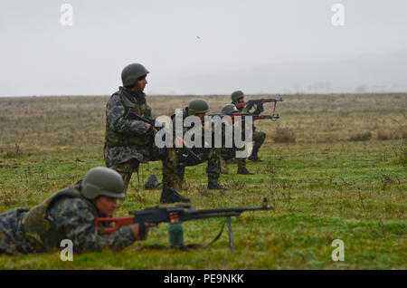 Bulgarische Soldaten von 1/61 St mechanisierten Bataillons erhalten Sie auf der Linie der Feind während der Übung Frieden Sentinel bei Novo Selo Training Center, Bulgarien, Nov. 24, 2015 zu unterdrücken. (U.S. Armee Foto: Staff Sgt. Steven M. Colvin/Freigegeben) Stockfoto