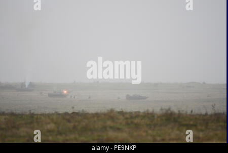 Bulgarische Soldaten von 1/61 St mechanisierten Bataillons auf Linie entlang der Seite des Boyevaya Mashina Pekhoty 1 (BMP-1) und Feuer Rückkehr der Feind während der Übung Frieden Sentinel bei Novo Selo Training Center, Bulgarien, Nov. 24, 2015 zu unterdrücken. (U.S. Armee Foto: Staff Sgt. Steven M. Colvin/Freigegeben) Stockfoto