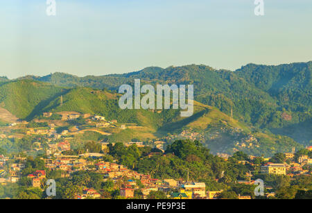 Blick auf die Häuser am Berg in Insel Cebu, Philippinen Stockfoto