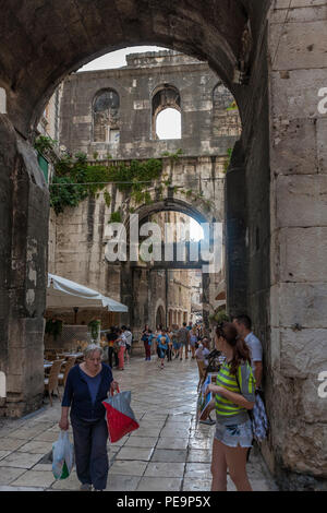 Porta Ferrea (Tor) und Ulica Ispod ure, Palast des Diokletian, Split, Kroatien Stockfoto