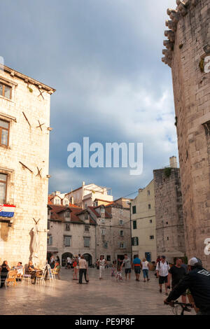 Trg Braće Radić, mehr im Volksmund als Voćni trg (Obst Square), und im 15. Jahrhundert venezianischen Turm, Split, Kroatien Stockfoto