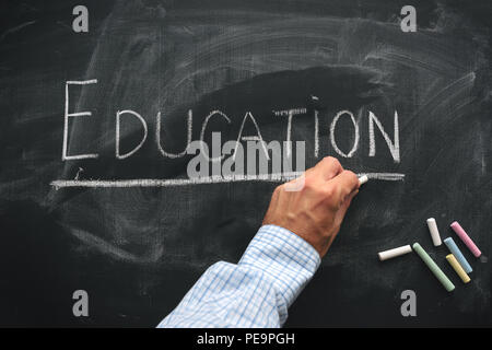 Bildung mit Kreide Geschrieben am schwarzen Brett der Schule Klassenzimmer Stockfoto