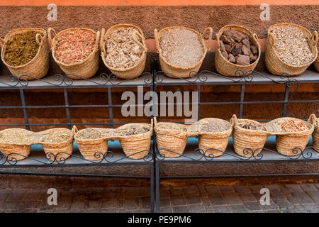 Körbe voll getrocknete Gewürze in den marokkanischen Markt Stockfoto