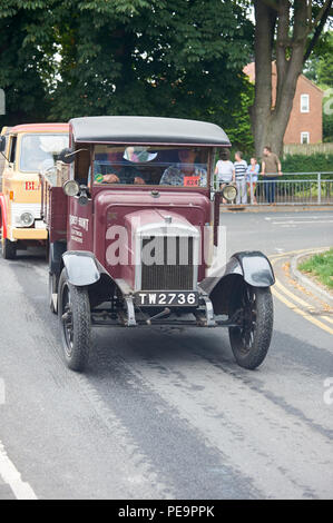 Fahrzeuge auf dem Vintage Dampf Straße laufen in der driffield Steam Rally Stockfoto