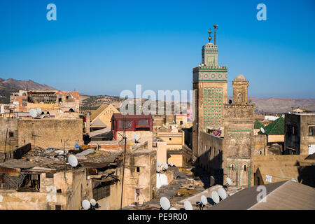 Dachterrasse mit Blick auf die alte Medina von Fez und Bou Inania madrasa in Marokko Stockfoto