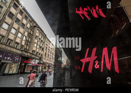 Belgrad, SERBIEN - 31. JULI 2018: Logo von H&M auf Ihre wichtigsten Store für die serbische Hauptstadt. H&M ist einer der größten Fashion Retail Brand im Stockfoto