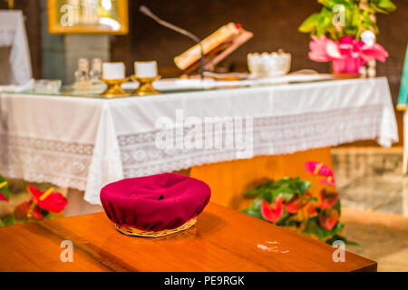 Warenkorb für die gabenbereitung während der Messe Stockfoto