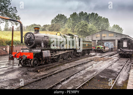 Dampfmaschinen im Bridgnorth Station auf dem Severn Valley Railway, bei starkem Regen. Stockfoto