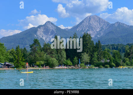 See Fakkar, Österreich - 27 Juni 2018: Frau auf einem Stand Up Paddle am See Fakkar in Kärnten in Österreich Stockfoto