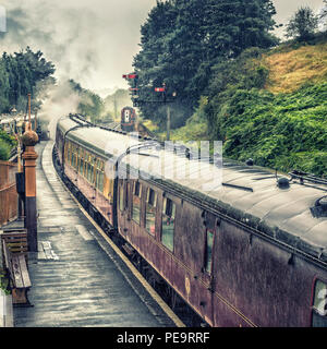 Dampfmaschinen im Bridgnorth Station auf dem Severn Valley Railway, bei starkem Regen. Stockfoto