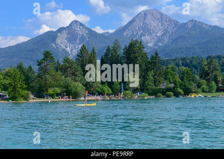 See Fakkar, Österreich - 27 Juni 2018: Frau auf einem Stand Up Paddle am See Fakkar in Kärnten in Österreich Stockfoto