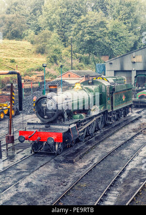 Dampfmaschinen im Bridgnorth Station auf dem Severn Valley Railway, bei starkem Regen. Stockfoto