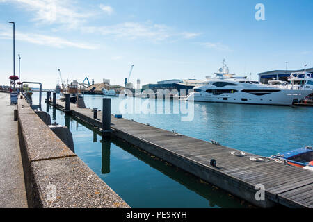 Poole Harbour an einem warmen sonnigen Sommern morgen mit einem luxuriösen Sunseeker Motor Yacht im Hintergrund, Dorset, Großbritannien Stockfoto