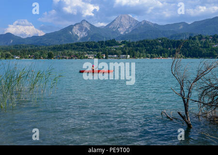 See Fakkar, Österreich - 27 Juni 2018: Frau auf einem Kanu am See Fakkar in Kärnten in Österreich Stockfoto