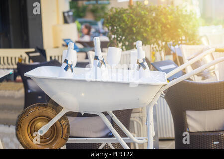 Flasche Champagner in einem Metall Schubkarre mit Eis, in einem Restaurant Stockfoto