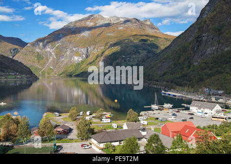 Hafen von Geiranger und Der Geirangerfjord, Mehr og Romsdal, Norwegen. Stockfoto