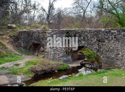 Bögen über den Creek der Mission Espada Aquädukt Stockfoto