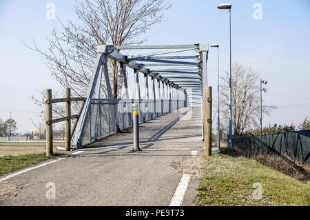 Fußgänger-Übergang über die Autobahn Stockfoto