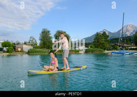 See Fakkar, Österreich - 27 Juni 2018: Menschen auf einen Stand up Paddle am See Fakkar in Kärnten in Österreich Stockfoto