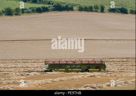 Schneidwerk vom Mähdrescher links im Feld nach der Ernte. Stockfoto