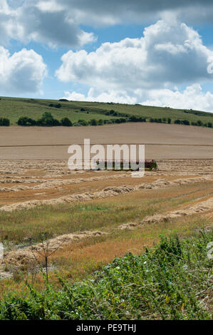 Schneidwerk vom Mähdrescher links im Feld nach der Ernte. Stockfoto