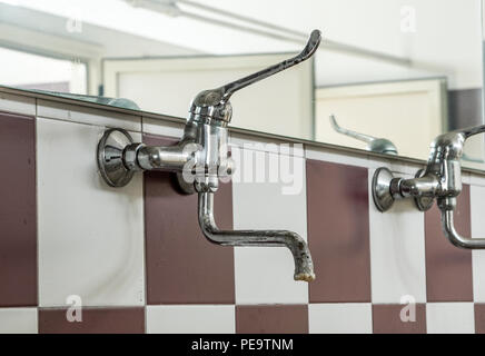 Verlassene alte Wc in Gebäude zerstört, innere industrielle Farm. Stockfoto