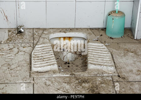 Verlassene alte Wc in Gebäude zerstört, innere industrielle Farm. Stockfoto