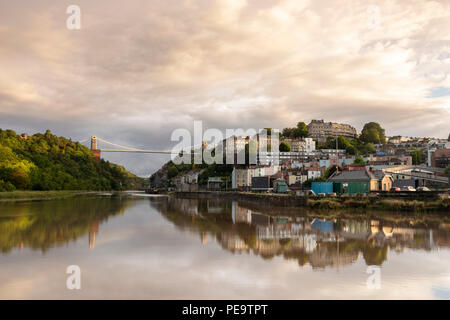 Clifton Suspension Bridge spiegelt sich in den Fluss Avon bei Flut. Stockfoto