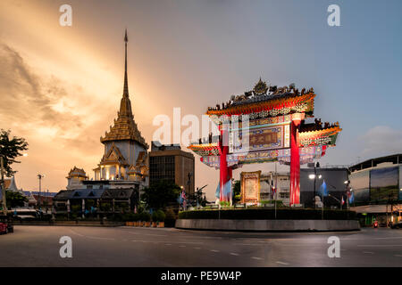 BANGKOK, THAILAND - 13. AUGUST 2018: Die Sonne hinter der Bangkok Wat Trimitr und die Chinatown Gate. Stockfoto