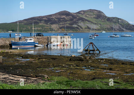 Die alten steinernen Pier bei Lamlash, Isle of Arran, mit heiligen Insel im Hintergrund Stockfoto