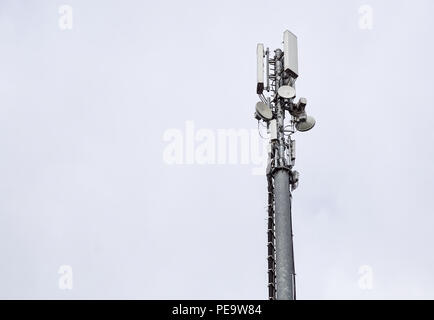 Technologie auf der Oberseite der Telekommunikation GSM. Masten für mobile phone Signals. Turm mit Antennen der zellulären Kommunikation. Stockfoto